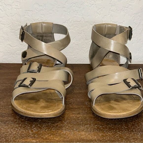 Blowfish Gladiator Buckle Snap Strap Sandal Shoes - Picture 6 of 11